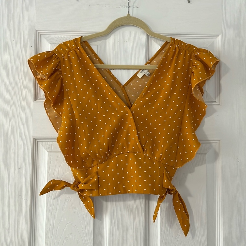 Umgee mustard yellow polka dot women’s flutter sleeve top. Size medium